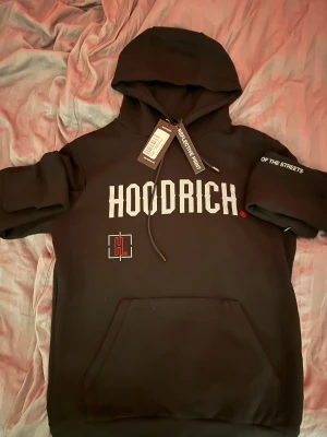 HoodRich - Helt ny HOODRICH HOODIE! Färg:Svart Strlk Medium (M), passar även Smal (S) Ny pris 800kr  Mitt pris 500kr