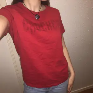 Klarröd Crocker t-shirt som är sparsamt använd pga att den inte är min stil längre🥰🫶🏻