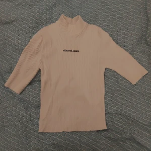 Crop top - ägd tidigare av reality stjärna - Crop top från abrand jeans. Tidigare ägd av Anna pankova (vinnare av paradise hotell) 