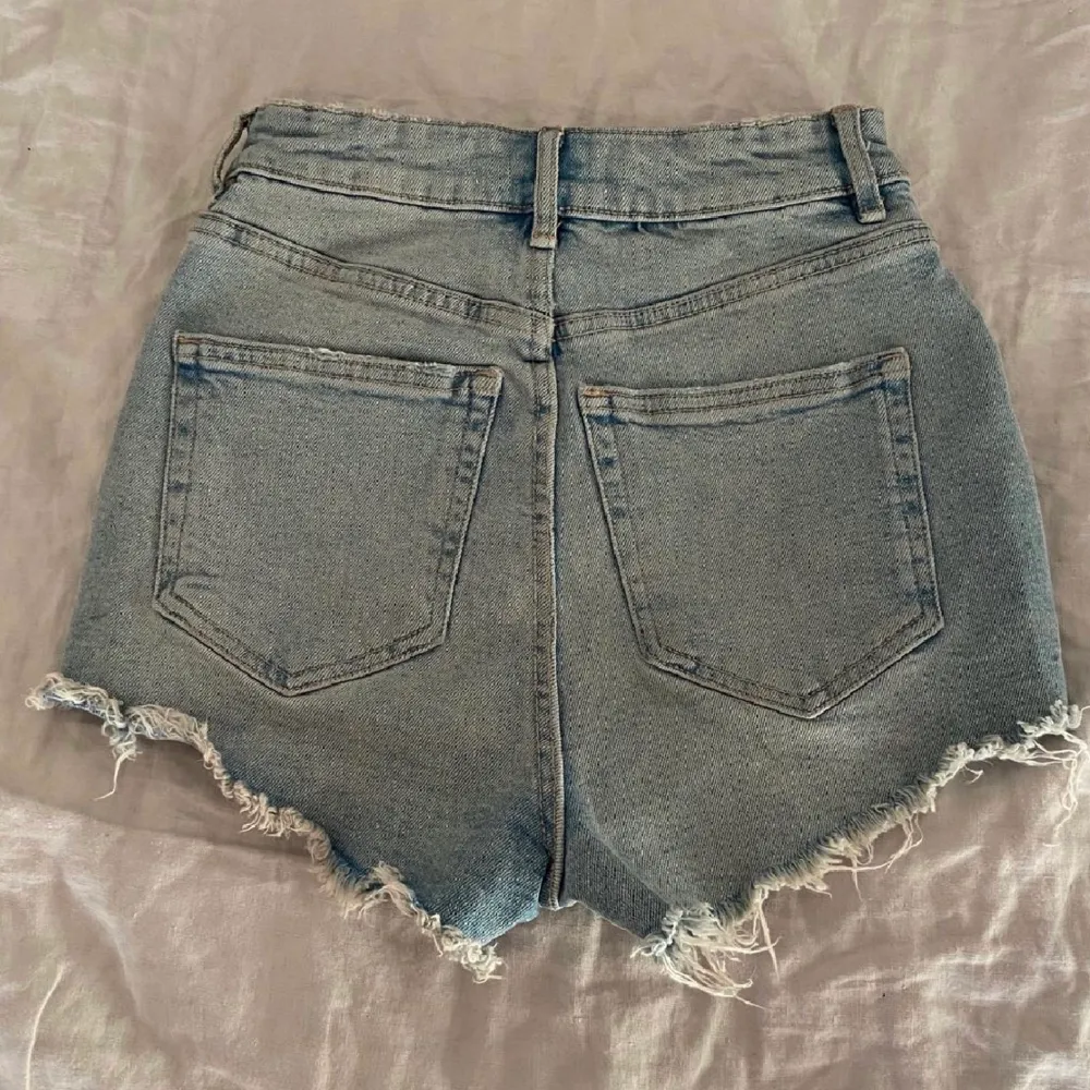 Säljer pga att dom inte passar längre💘 (lånade bilder) från zara perfekta nu till sommaren och våren . Shorts.