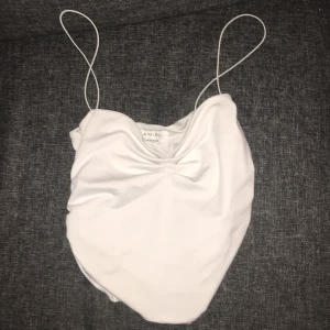 Vit topp - Vit croptop med spaghetti band. Begagnad