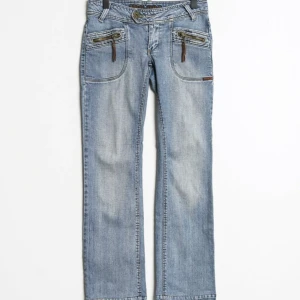 Jeans - Snygga låg midjade jeans som tyvärr blivit för små. Skriv för bild på😊