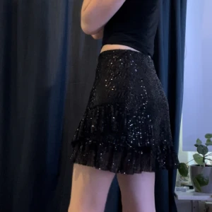 Paljettkjol - Superfin paljettkjol med volanger! Aldrig använd och lappen sitter kvar. Jag viker in den för att få den lägre i midjan men om man inte gör det ser den ut som på sista bilden✨✨✨