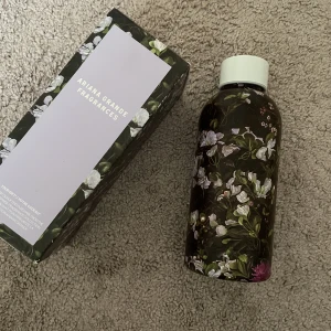 Ariana grande god is a woman merch  - Säljer min god is a woman flaska av Ariana grande , Den är väldigt rare så säljer den för 100kr+frakt, Den är aldrig använd 