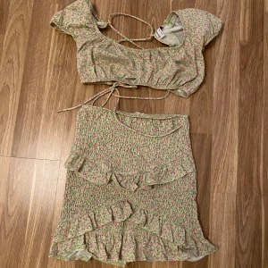 Blommigt set  - Blommigt set från Bershka. Nyskick.💞