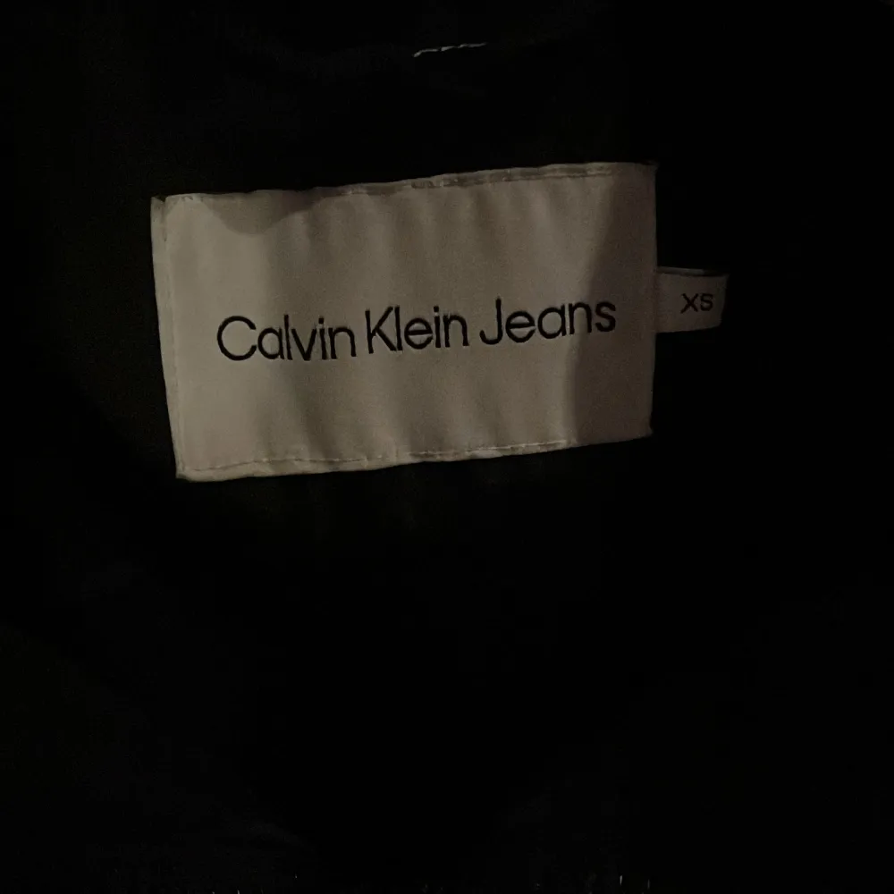 Säljer min fina Calvin Klein jacka i storlek xs(Detta av att den är snäppet för liten för mig) jackan är i ny skick och endast använd nåra fåtal gånger. Det finns inga skador eller fläckar på jackan.💓. Jackor.