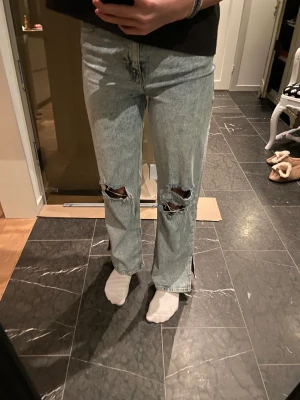 Jeans  -  Högmidjade ljus blåa jeans med hål i knäna 