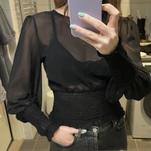 Transparent blus - Mesh topp från Gina tricot storlek 34. Passar mig som brukar ha 36. Sparsamt använd, inget att anmärka på.