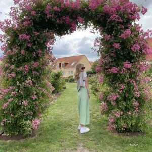 Sommar kjol - Jättefin sommarkjol i en grönmönstrad färg. Köpte för nåt år sedan men får ingen användning för längre. Mer bilder privat.🤍💚