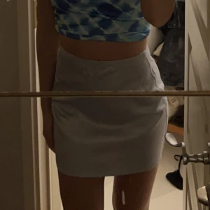 Satinkjol NA-KD  - Supersöt satinkjol från na-kd i strl 32! Stor i storleken, passar mig som har 34/36💕 INGA DEFEKTER! Jag är 171 cm lång 🥰BABYBLÅ FÄRG