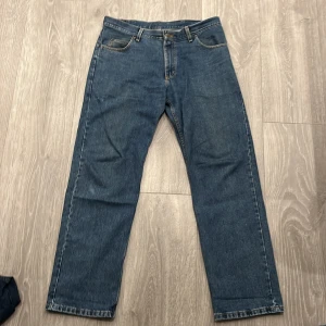 Lee jeans - Säljer mina lee jeans pågrund av att jag inte använder dom så mycket dom är i bra skick men dom är ganska stora i midjan men dom passar med skärp skriv om du har några frågor