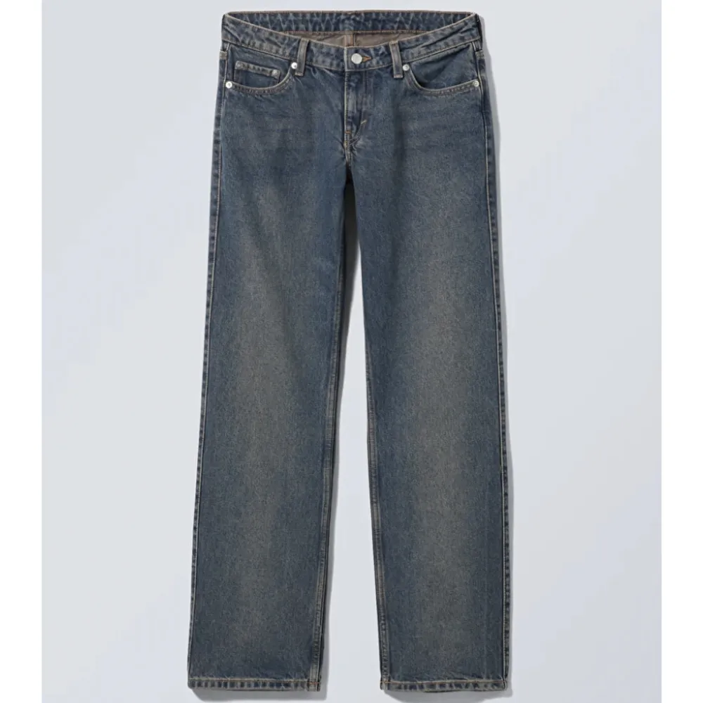 Säljer dess slutsålda lowwaist jeansen från weekday. Köpta förra året och älskar dom men nu köpt andra jag använder mer❣️. Jeans & Byxor.