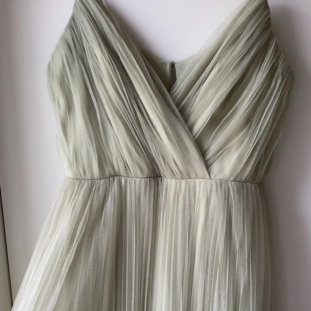 Lång ljusgrön klänning från Asos. Använd 1 gång som balklänning, som ny. Storlek 36. Kontakta för fler bilder hur den ser ut på 💓. Klänningar.