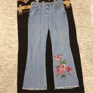 Bootcut jeans - Feta bootcut jeans med snygga ’blommiga’ detaljer! Perfekt använt skick, finns inga defekter. Passar mig som är 180. Möts i Malmö och tar Swish. Står ej för frakt eller postens slarv (: