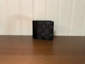 Hej, säljer en helt ny Louis Vuitton plånbok. Mvh Olle