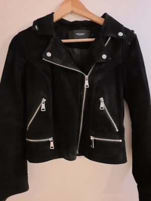 Jacka i mocka från Vero moda  - Jacka i äkta mocka från Vero moda! Jackan är svart och i storlek M. Den är i bra skick.