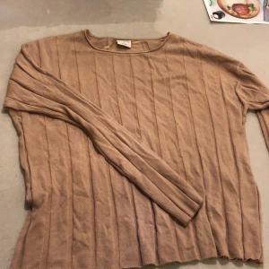Långärmad S - Beige långärmad tröja i storlek S.