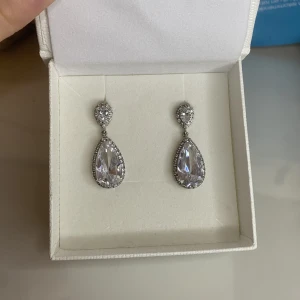 Örhängen - Äkta Swarowski örhängen i silver, nypris 500kr och är i gottskick. Finns i Södertälje men kan postas. 