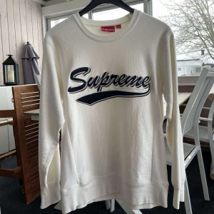 Supreme Sweatshirt - Cond: 9/10 Köparen står för frakten!