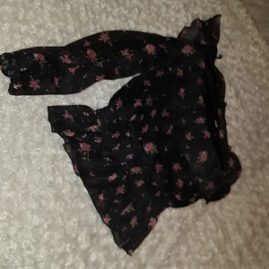 Blus - Säljer en fin och sommrig enärmad blus i stl XS. Säljer den för 100:- köparen står för frakten 