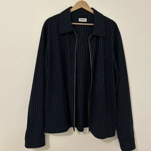 Kritstrecksrandig overshirt - Kritstrecksrandig overshirt från Weekday i fint skick. 