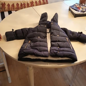Barnkappa  - Barnkappa mörkblå .Storlek 92 Märke: Zara baby 299 kr