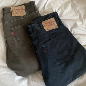 Vintage levis 501 jeans - ❗️Bruna sålda❗️Två par vintage levis 501 jeans, bruna 31/34 pris 300kr (sämre skick, fråga om detaljer) och svarta 29/34 (500kr) spårbar frakt 69k💕