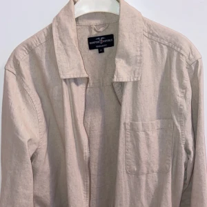 Hm jacka  - Säljer denhär vår/sommar jackan, köptes i höstas och har aldrig använt den. 