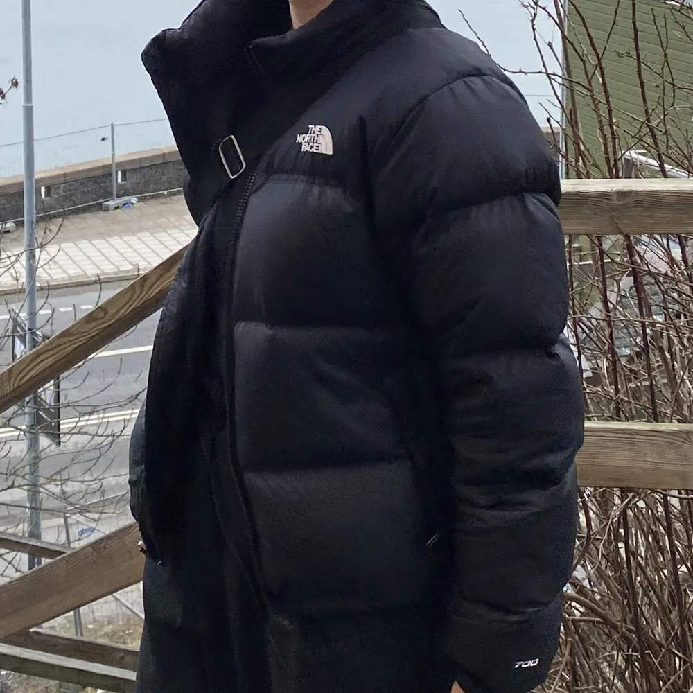Säljer min älskade North Face jacka efter mycket användning. Women’s stl S. Nypris 2000kr. Väldigt använd (tvättad), men ser ut som på bilden. OBS!!!! Sminket på kragen är borttaget!!!!. Jackor.