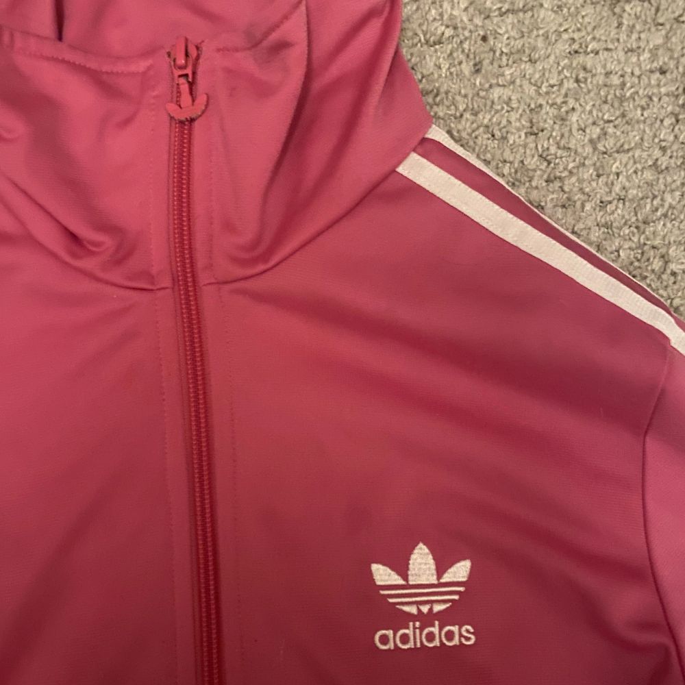 Trendig adidas zip-up i färgen rosa♥️ Nytt skicka då den är använd en gång tidigare. Sitter perfekt på en S men kan också passa XS♥️ Skriv vid intresse och frågor angående plaget! Möts endast upp i stockholm. Tröjor & Koftor.