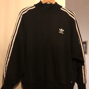 Adidas mock neck stl M - Sparsamt använd. Rätt tjockt material. Mock/turtle neck. Strl 40/M. Kan mötas upp i Gbg, annars betalar köparen frakt.