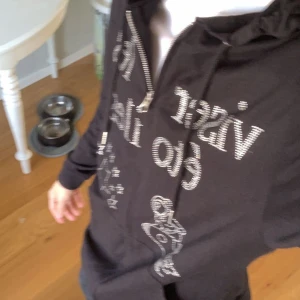 Rhinestone zip hoodie - Säljer min rhinestone zip hoodie, då den inte används så ofta. Ingen ”rhinestone pärla” har låssnat eller något sånt, fint skick. Priset kan diskuteras vid intresse