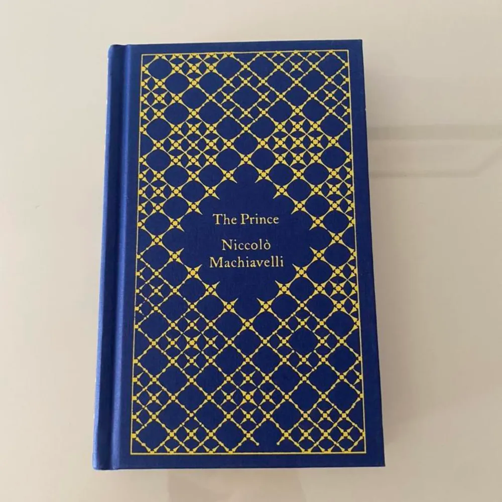 Penguin Classics hardcover  The Prince av Niccolò Machiavelli engelsk upplaga översatt och introducerad av Tim Parks. Boken är helt ny och innehåller inga anteckningar.  . Väskor.