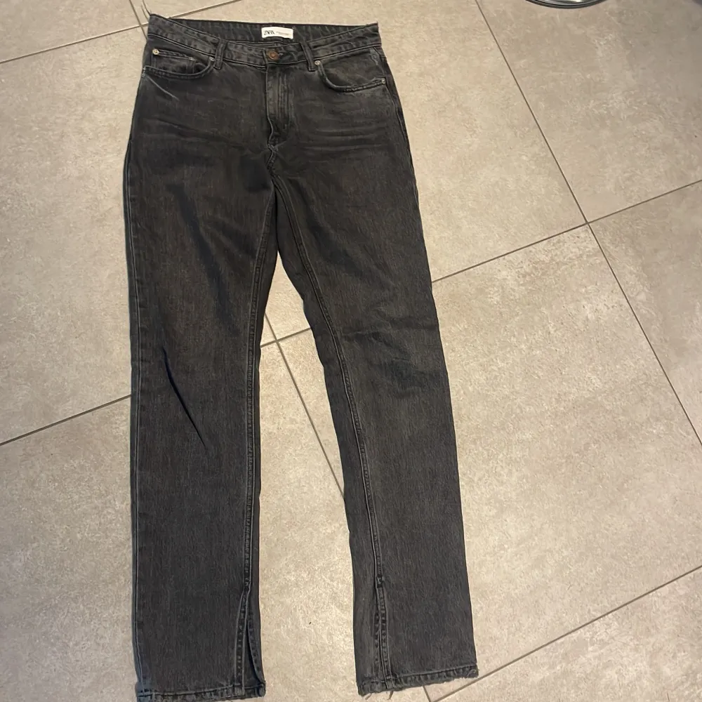 Fina mörkgråa jeans från zara med slits . Jeans & Byxor.