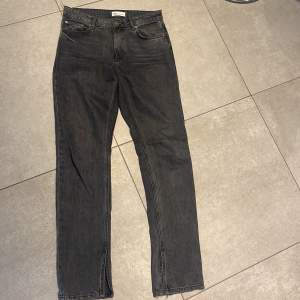 Fina mörkgråa jeans från zara med slits 