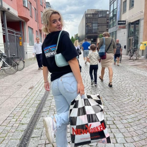 Levis jeans - Supersnygga Levis jeans 501 som tyvärr inte kommer till användning. Supersnygg passform 🥰 jag är 159 cm lång och bär vanligtvis 36 och de sitter perfekt på mig. Köparen står för frakt🙂