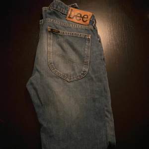 Ett par Lee jeans i Luke modellen. Passformen är slim och storleken är w29, L34. Rätt så oanvända, dvs i bra skick.