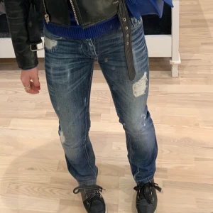 Lågmidjade - Skit cola lågmidjade jeans säljer då jag har för många, strl w26! Passar mig som har mellan 34-36/s😁❤️