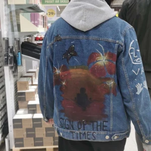 Harry styles jacka  - Säljer denna handmålade sign of the times jeans jackan, skit cool och är helt unik