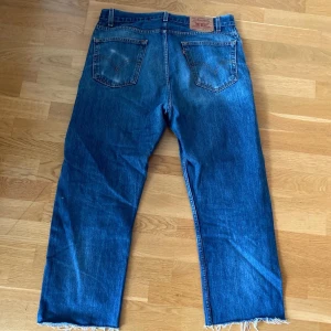 Levis 501 - 501 Levis blå   Pris: 149kr  Storlek W36/34L (avklippta - mer likt 32W)  Modellen är 179cm och väger 84kg, har vanligtvis på sig 33/33 i byxor och M i tröjor