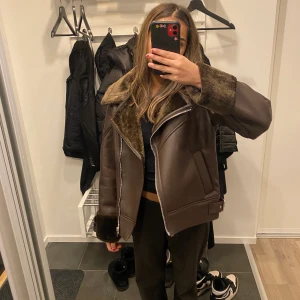 Jacka  - Super snygg vinter/höst jacka! Köpt på nakd för 1069kr. Har använt ungefär 1-2 gånger❤️