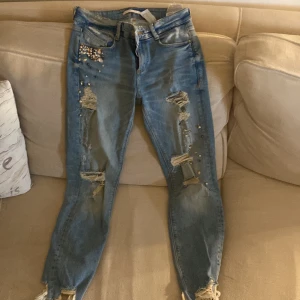 Zara jeans - Riktigt snygga jeans från zara, älskar dom. Dock för liten nu, skriv för fler bilder