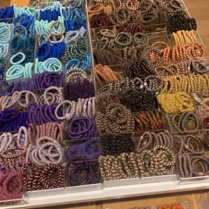 Bon dep knekki - Säljer ALLA möjliga knekkis du kan tänka dig! Det är bara att hitta en bild på den färgen du vill ha så fixar jag det ! En kostar 35 + 15 frakt ❤️