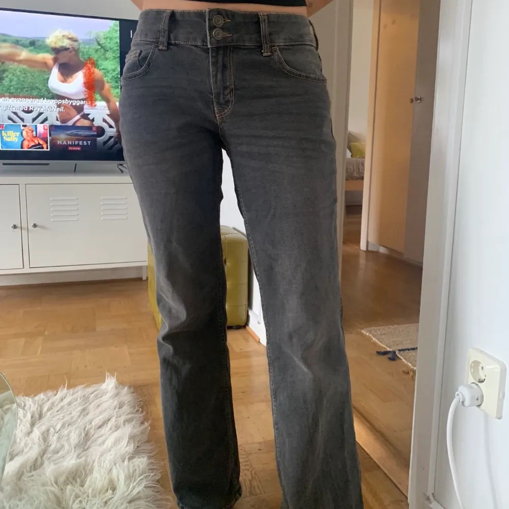 H&M flare low jeans, bootcut-modell, slutsålda i butik. Strl 40 men stretchiga, jag har vanligtvis 36 och de passar ändå bra som loose fit. Färgen är grå/brun. Endast testade! ❤️‍🔥. Jeans & Byxor.