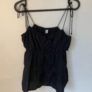 Svart topp - Svart gullig H&M topp. St XXS. Säljer en likadan i st S! 🖤💘❤️‍🔥