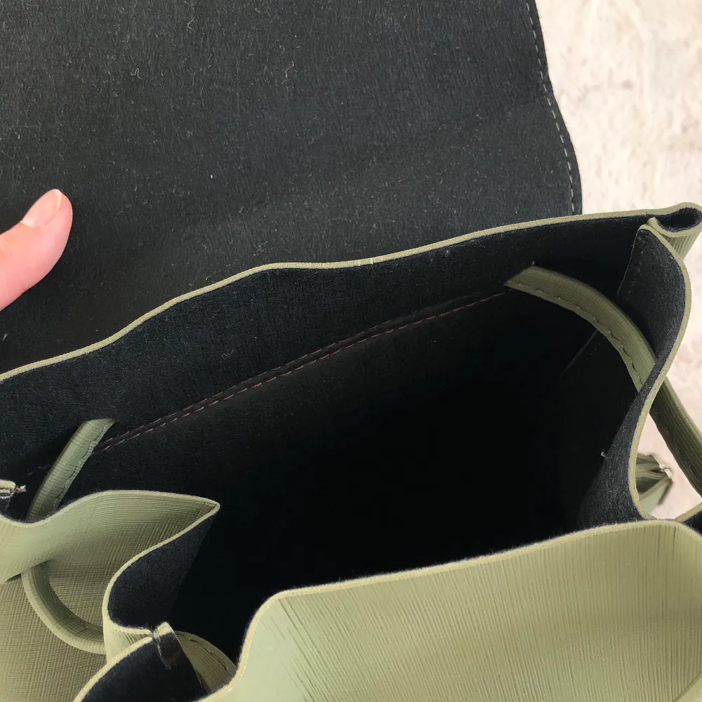 Helt ny och oanvänd ryggsäck i faux skinn material. Har en liten ficka på framsidan med kattmotiv dragkedja. Frakt tillkommer. Skriv vid frågor 💚. Väskor.
