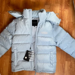 Trapstar jacka - Trapstar jacka ice blue, nästintill nyskick. Storlek S. Kvitto osv finns.