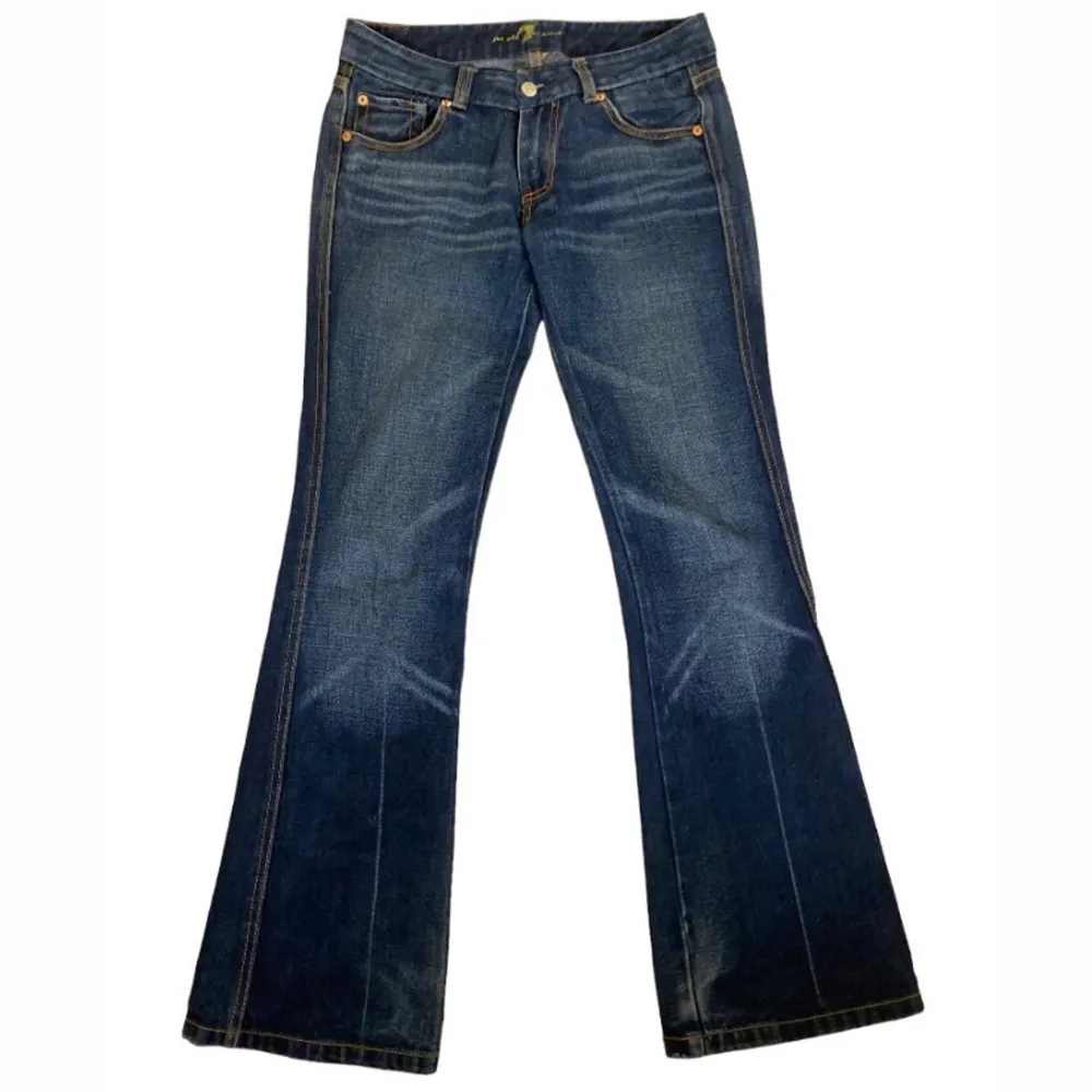 Ascoola lågmidjade bootcut jeans ifrån ” 7 for all mankind ” med sjukt coola rosa detaljer på bakfickan, dom har väldigt små slitningar längst ner på baksidan men annars är dom i väldigt bra skick. Jeans & Byxor.