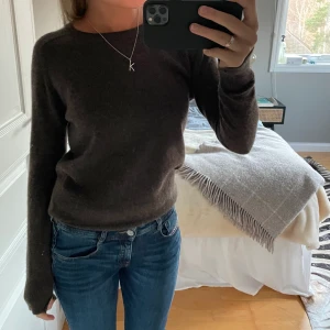 Soft goat tröja - Brun soft goat tröja i storlek S. Jättefint skick då den är sparsamt använd. Säljer då den ej kommer till användning❤️betalning via Swish och kan frakta