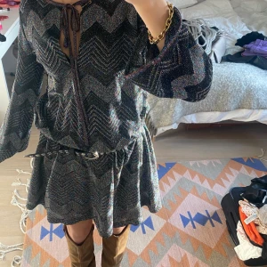 Underbar missoni klänning - Så galet snygg missoni klänning!!! Den är glittrig och är i toppskick. Säljer den eftersom den inte används tillräckligt…. Köparen står för frakten 